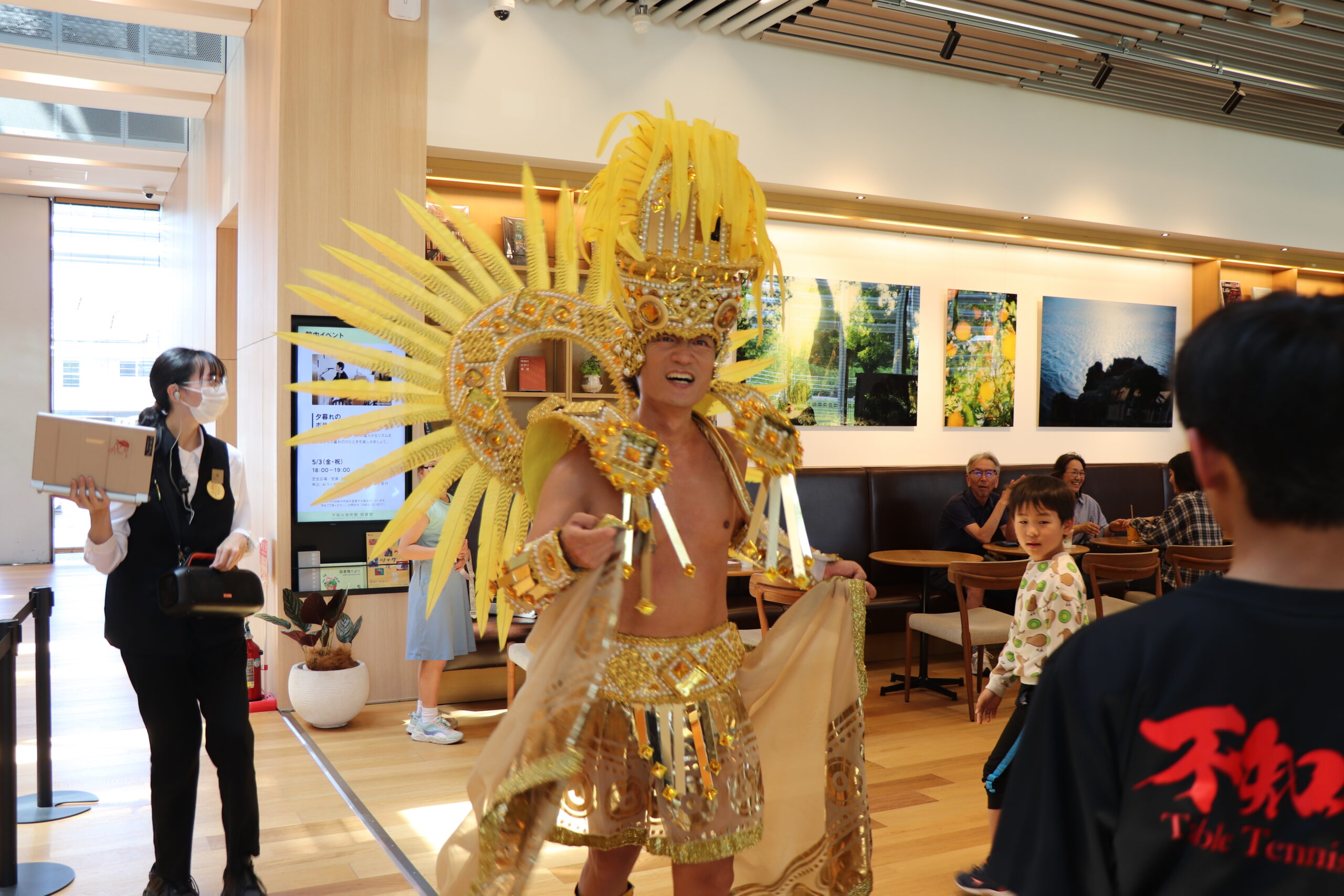 不知火美術館でサンバを踊りアートを語りました！マナブマベ展初日！