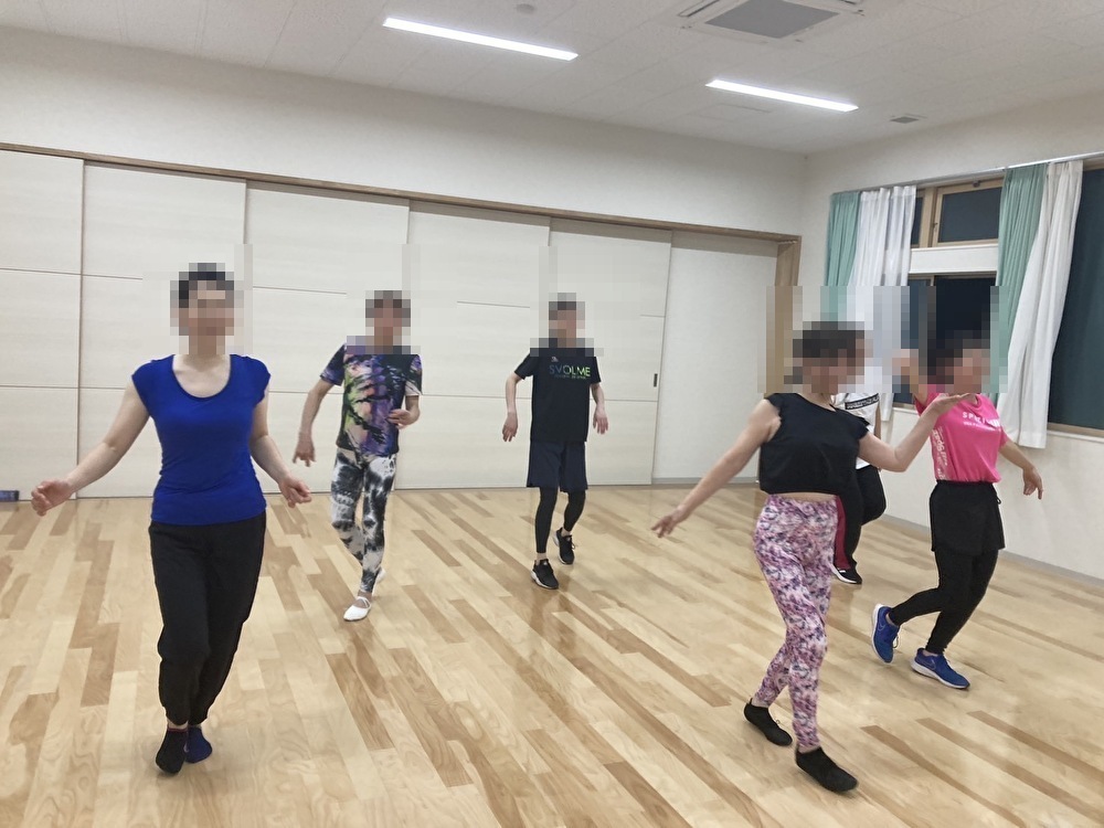 サンバは決まった型の無いダンス！湧き上がるグルーヴを肉体で紡いでいく！
