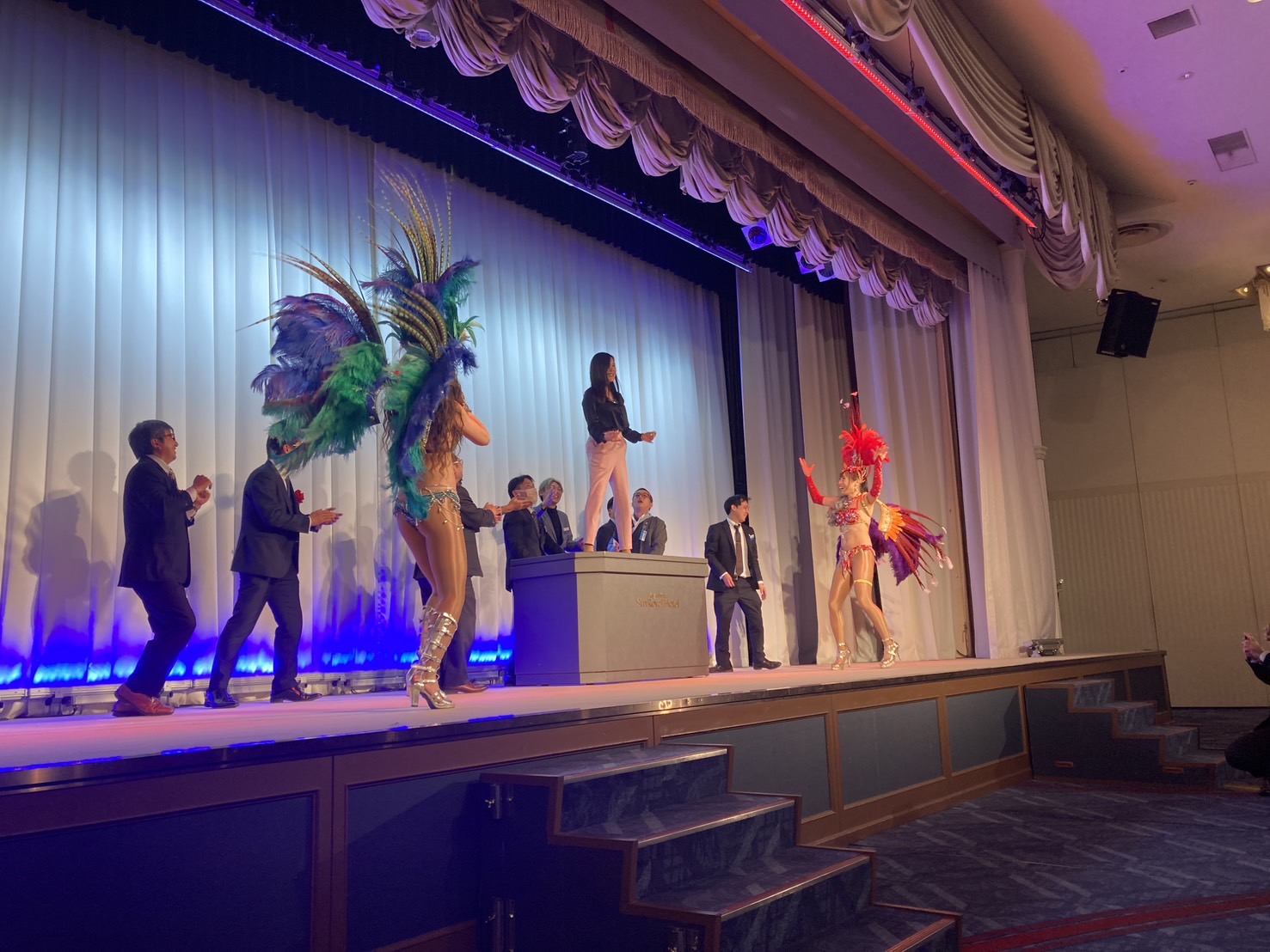 早くも師走！益々活躍中！ゴーフィーニャスのサンバショー！老舗ホテルでご宴会！